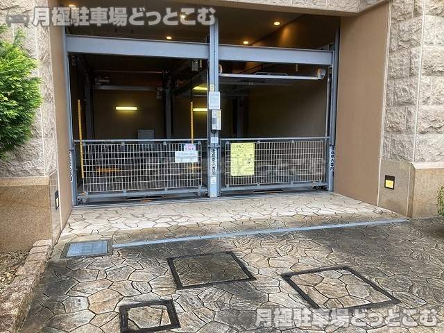 名古屋市中区新栄1丁目4-23の月極駐車場2
