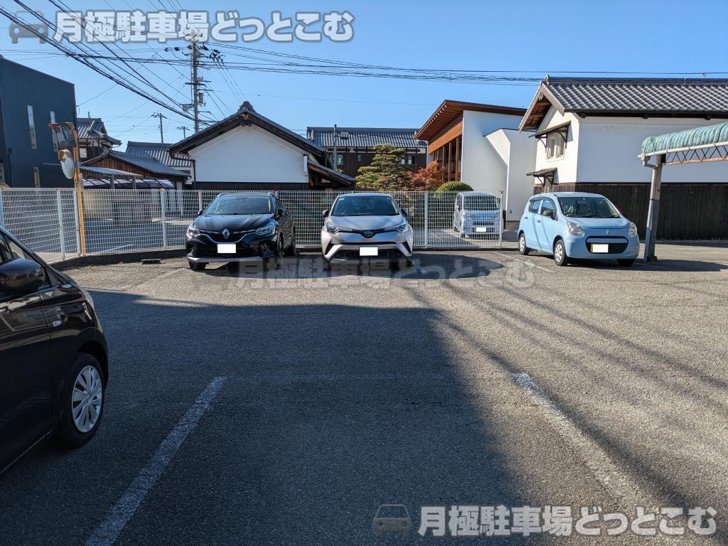 松山市東長戸3丁目1−8の月極駐車場1
