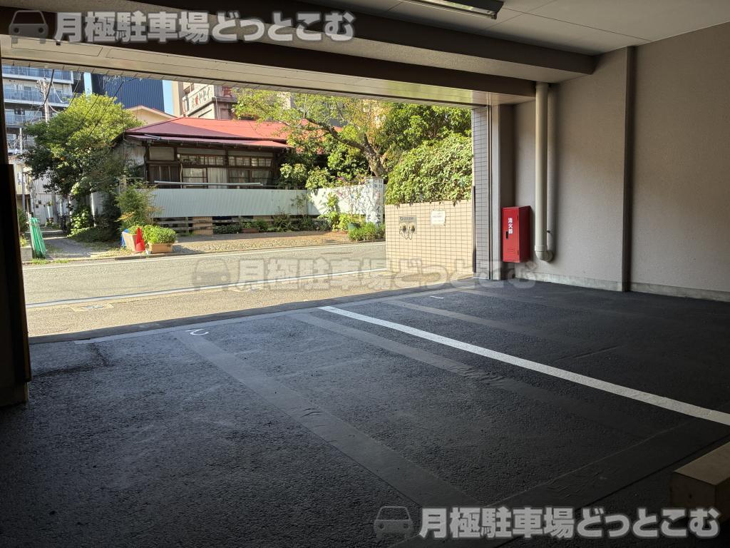 横浜市南区日枝町2丁目64-4の月極駐車場6