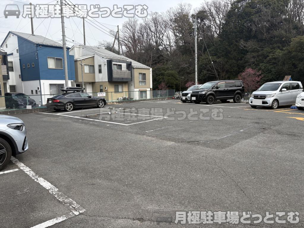 横浜市港南区上大岡東3丁目1384-2の月極駐車場2
