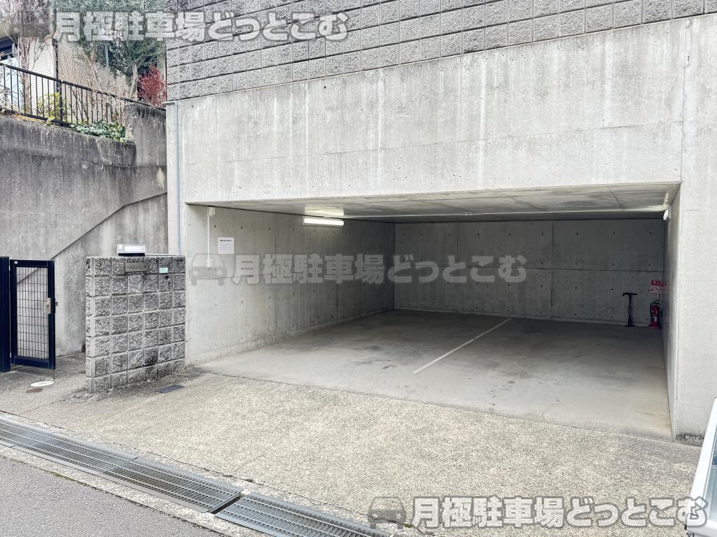 西宮市仁川町1丁目1−17 の月極駐車場1