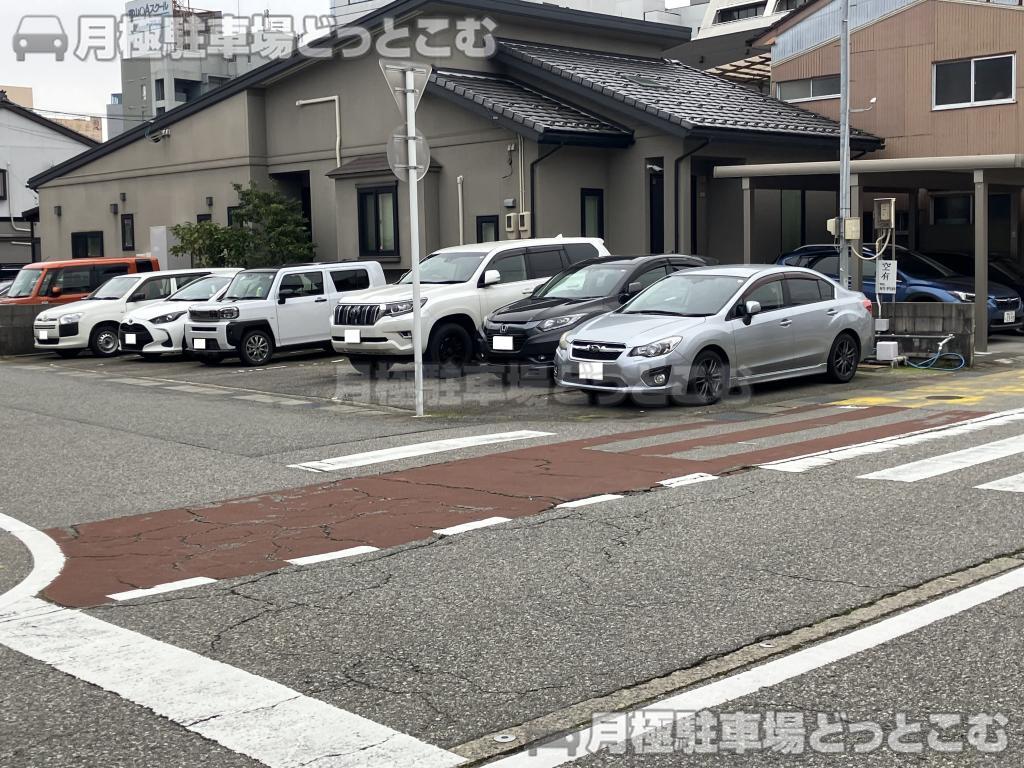 富山市安田町4-1 の月極駐車場1