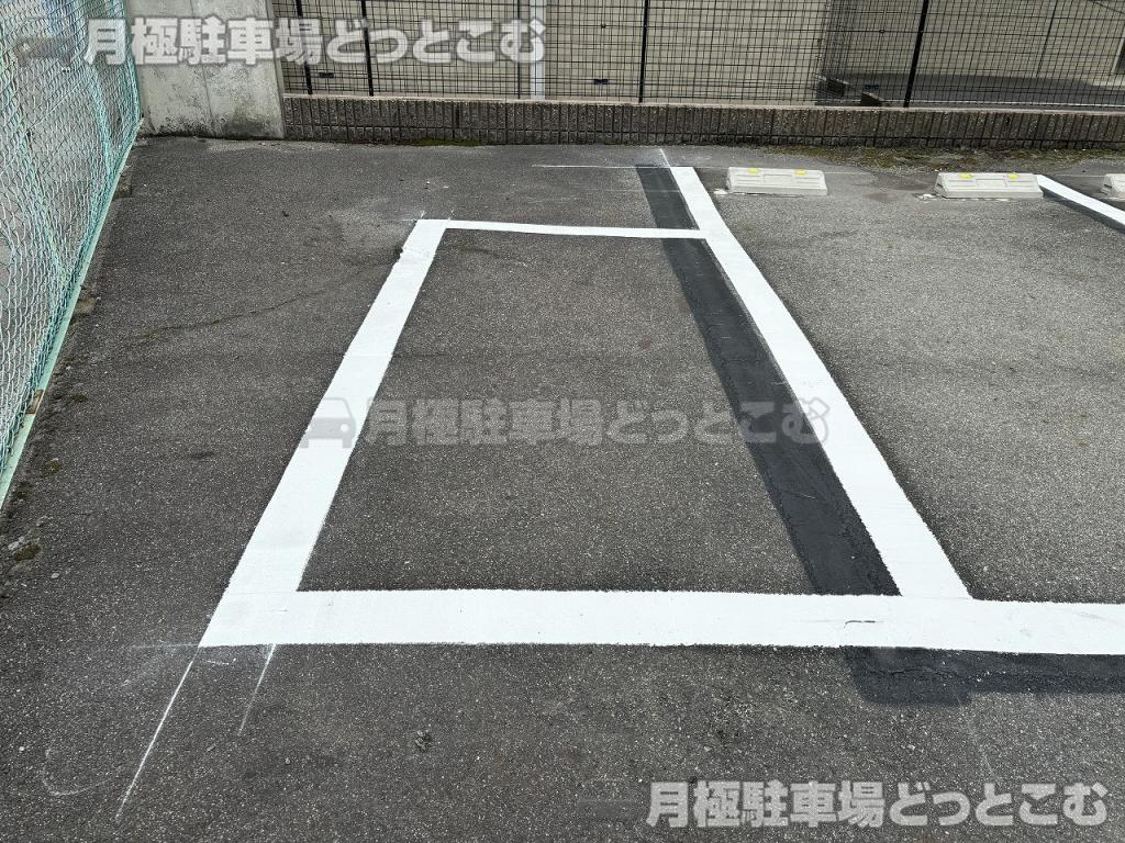 名古屋市東区東桜2丁目203-1,203-2,209の月極駐車場1