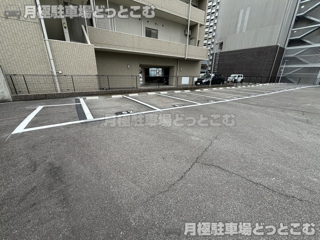 名古屋市東区東桜2丁目203-1,203-2,209の月極駐車場2