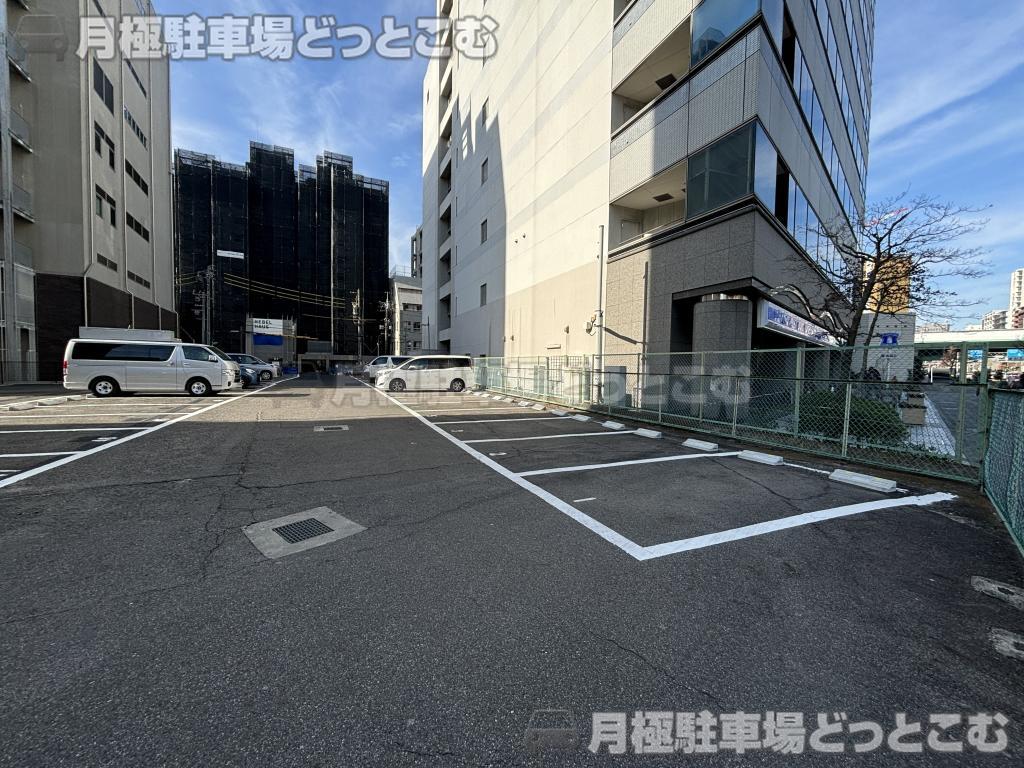 名古屋市東区東桜2丁目203-1,203-2,209の月極駐車場4