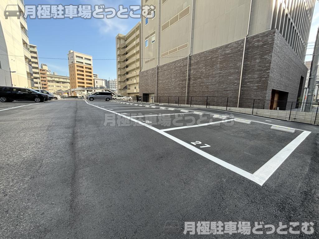 名古屋市東区東桜2丁目203-1,203-2,209の月極駐車場5