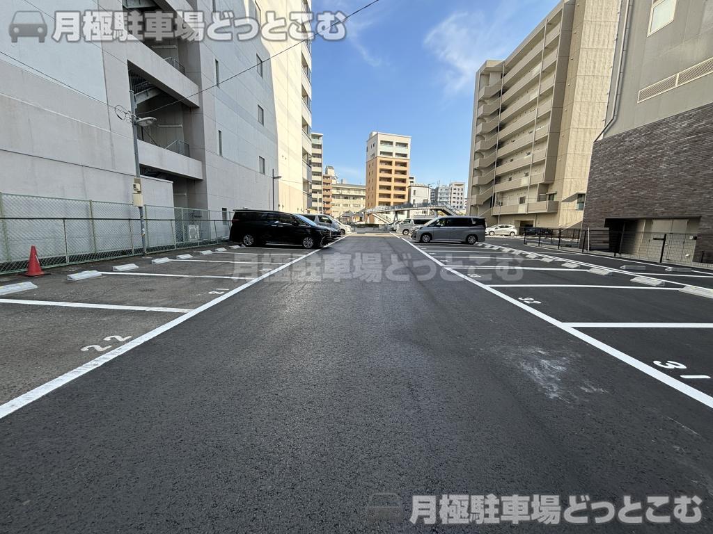 名古屋市東区東桜2丁目203-1,203-2,209の月極駐車場8