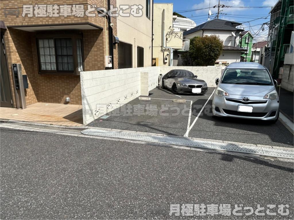 中野区江原町1丁目40-6 の月極駐車場1