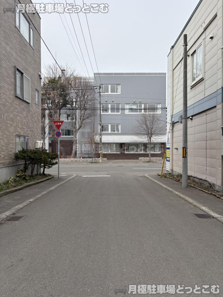 札幌市中央区北七条西17丁目11の月極駐車場3