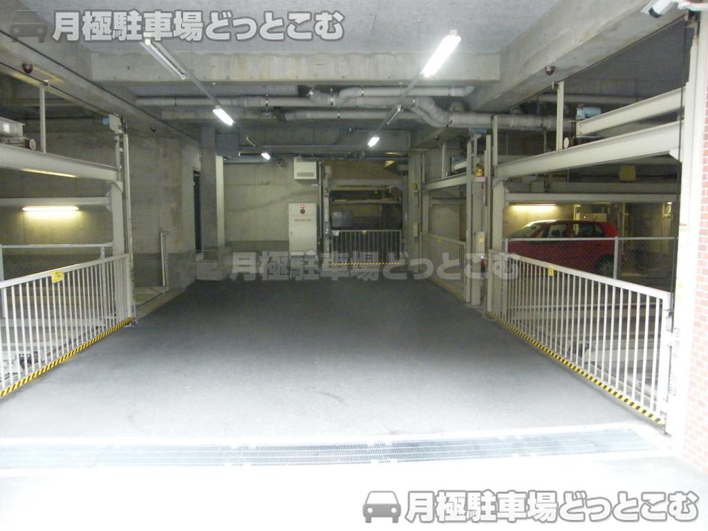 大阪市西区本田1-3-23の月極駐車場2