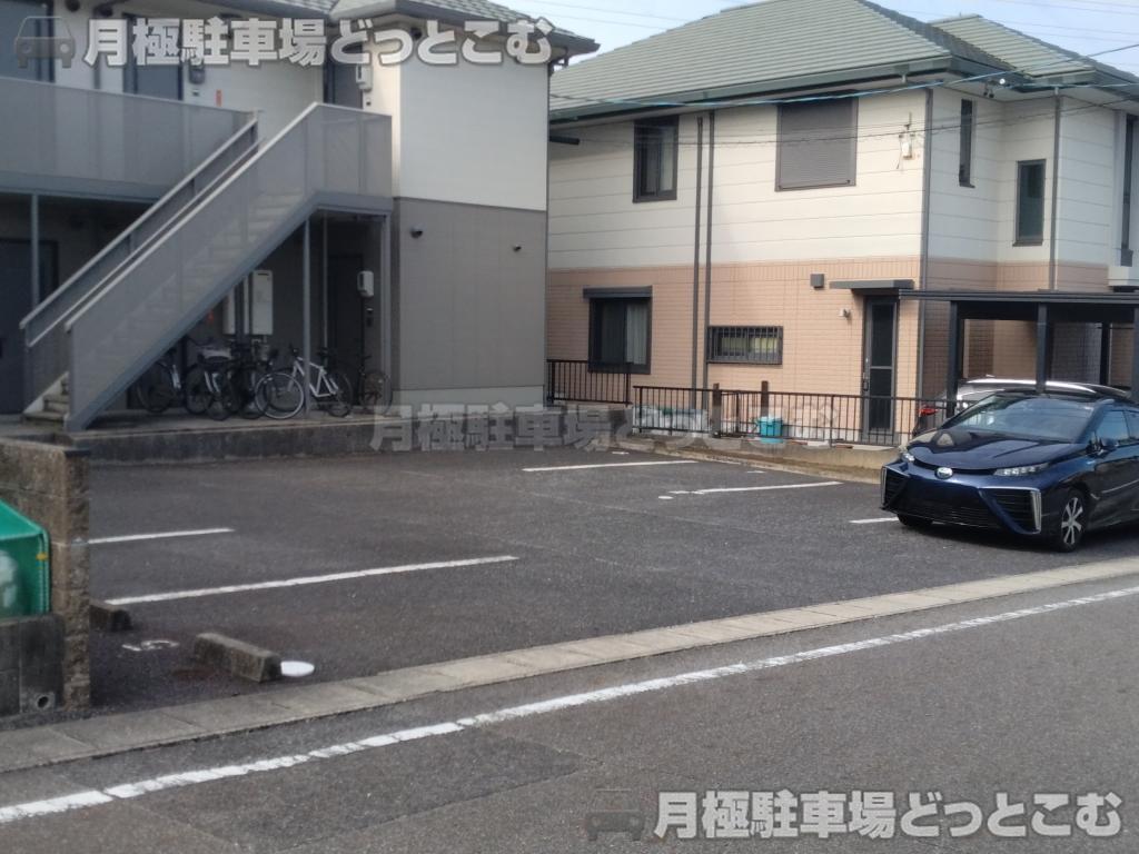 みよし市黒笹1丁目24-8の月極駐車場1