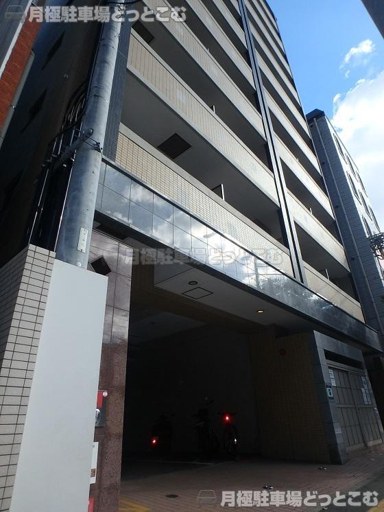 福岡市中央区六本松2-13-17の月極駐車場2