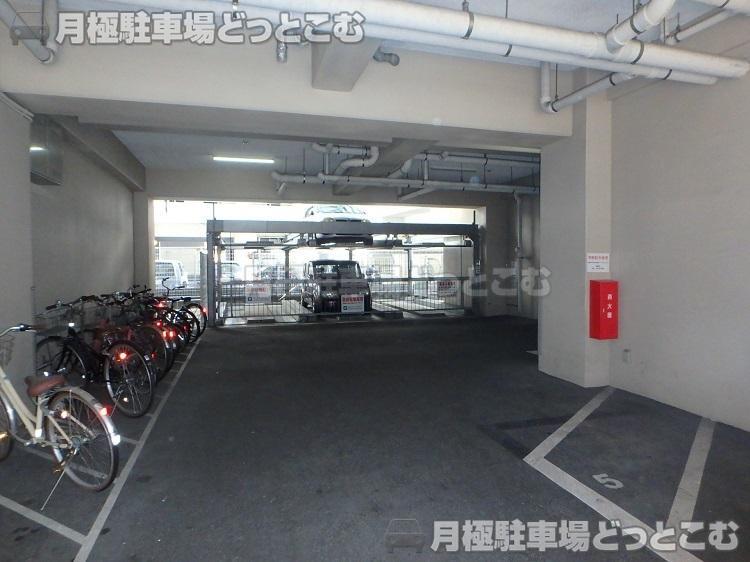 福岡市中央区六本松2-13-17の月極駐車場3