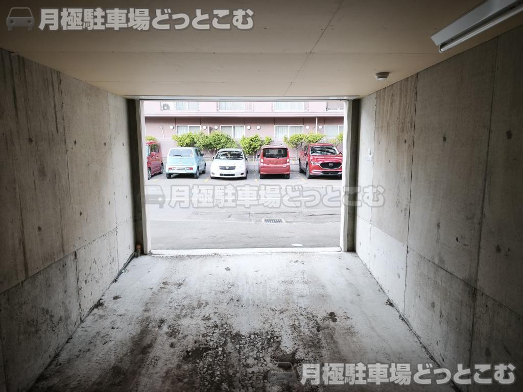 札幌市白石区本通17丁目北10-15の月極駐車場8