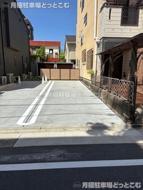 名古屋市東区新出来1丁目8-24の月極駐車場1