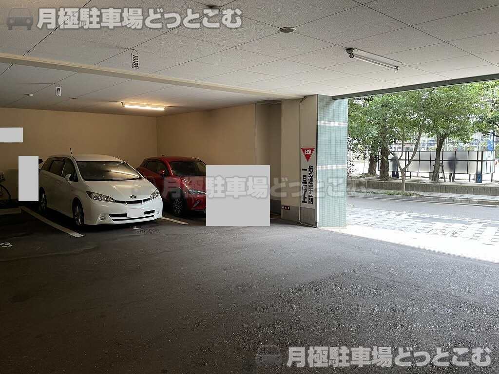 福岡市中央区舞鶴1-8-26の月極駐車場3