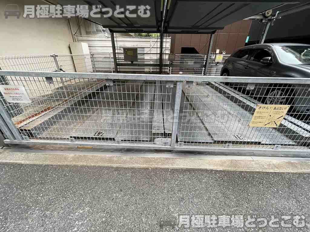 福岡市中央区舞鶴1-8-26の月極駐車場3