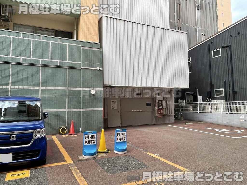 福岡市中央区舞鶴1-8-26の月極駐車場2