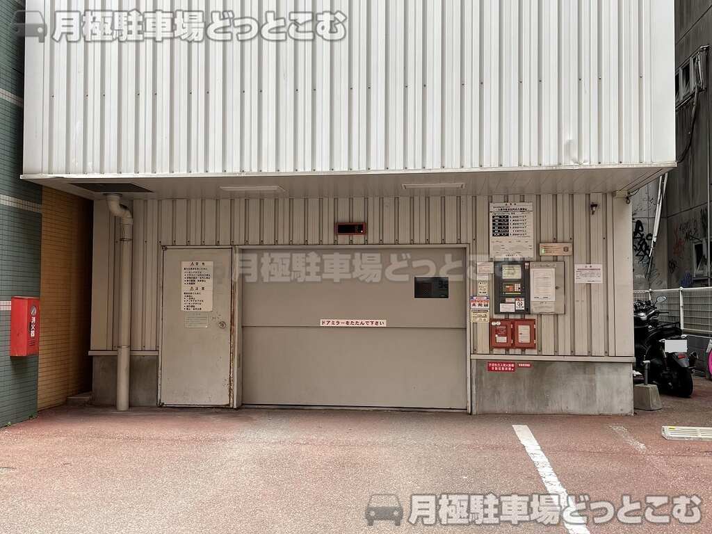 福岡市中央区舞鶴1-8-26の月極駐車場3
