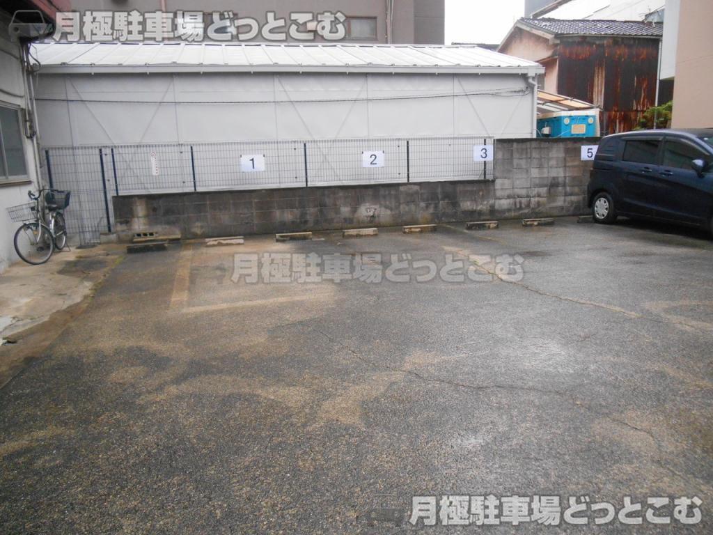 大阪市東成区玉津1丁目9-16の月極駐車場1