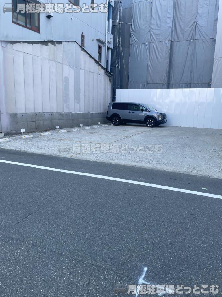 大阪市生野区巽北4－4－15の月極駐車場1