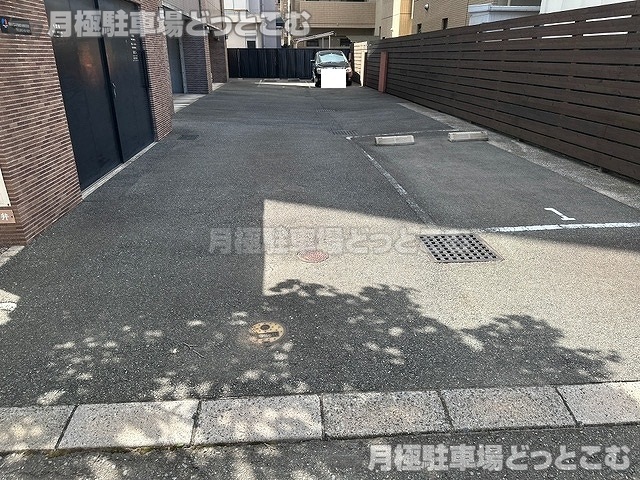 福岡市中央区草香江2丁目8-18の月極駐車場3