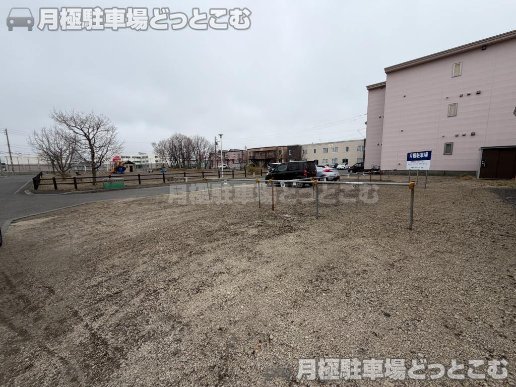 苫小牧市拓勇西町3丁目5番19の月極駐車場1