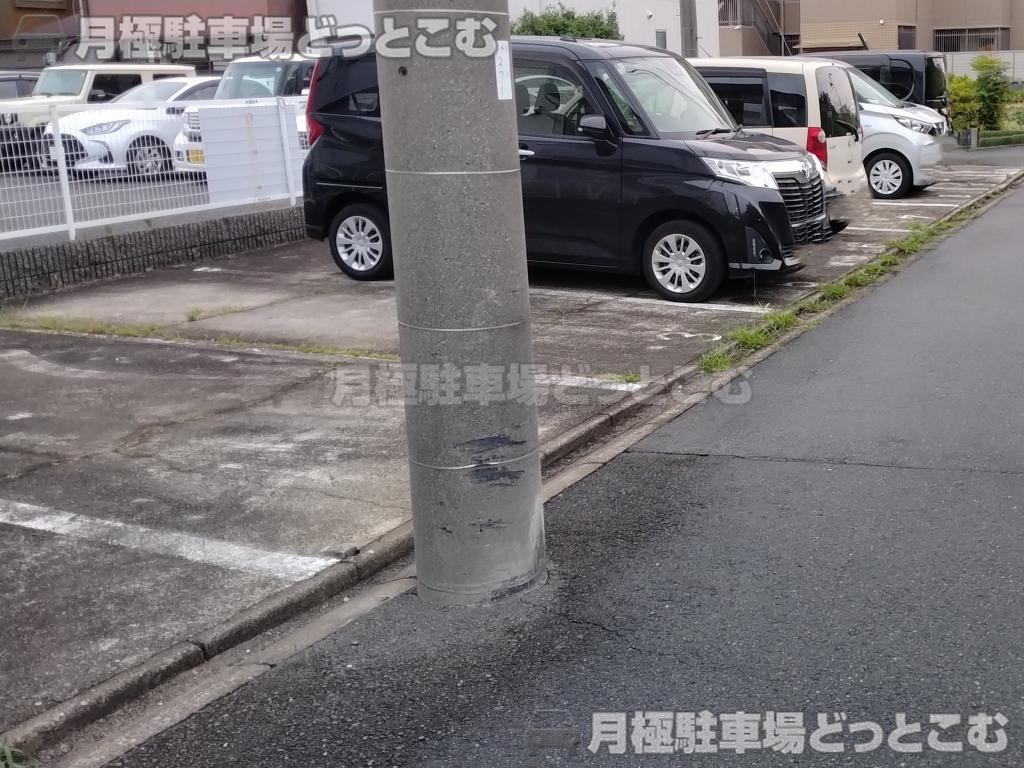 名古屋市中川区小本2丁目8-15の月極駐車場4