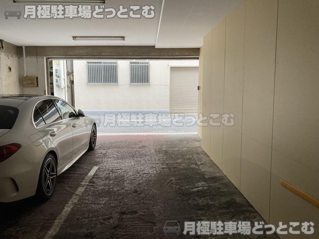 大阪市浪速区幸町3丁目6番10号の月極駐車場3