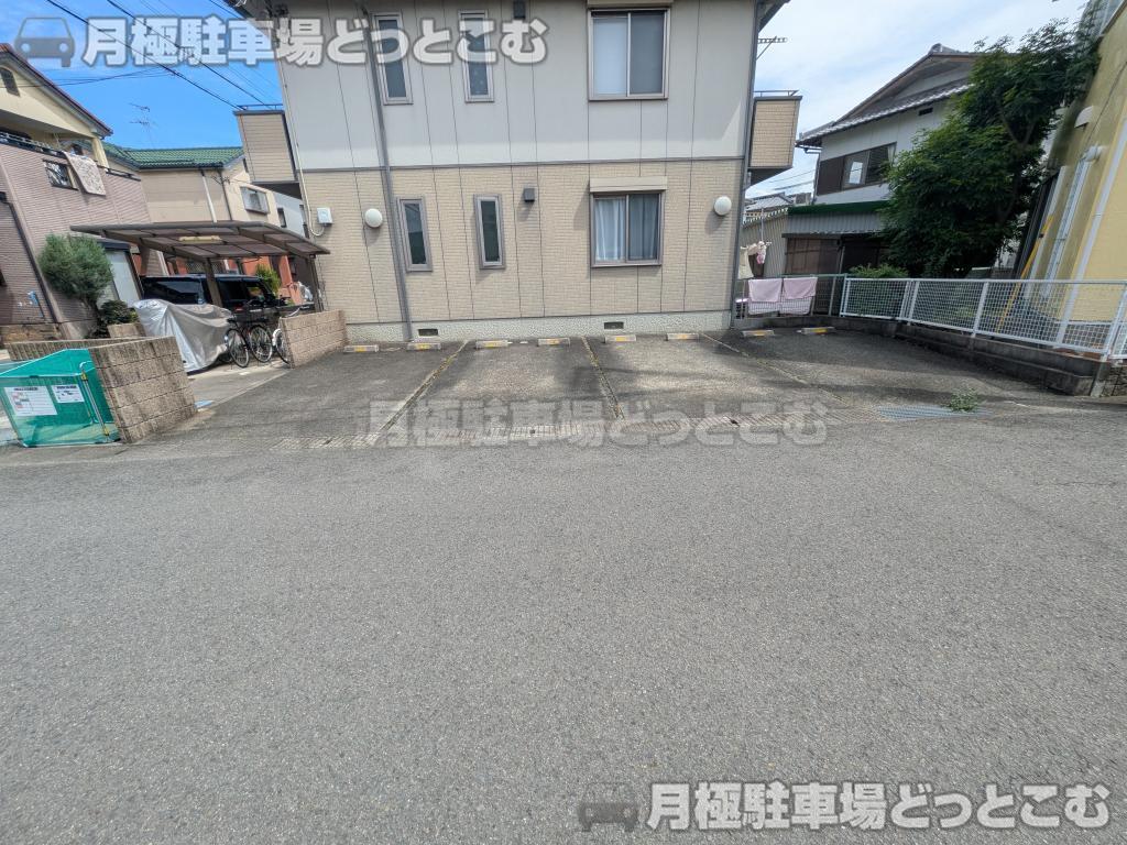 泉佐野市日根野2225-5の月極駐車場1
