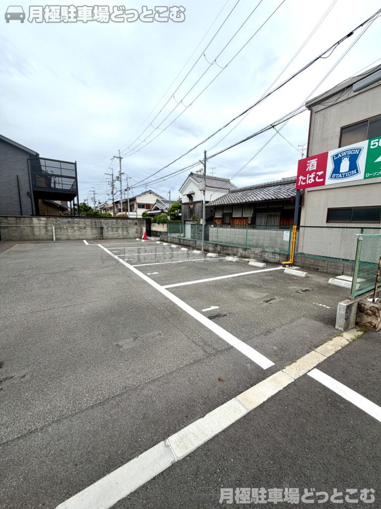 寝屋川市黒原城内町17−28の月極駐車場2