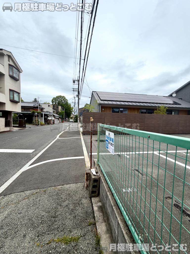 寝屋川市黒原城内町17−28の月極駐車場3