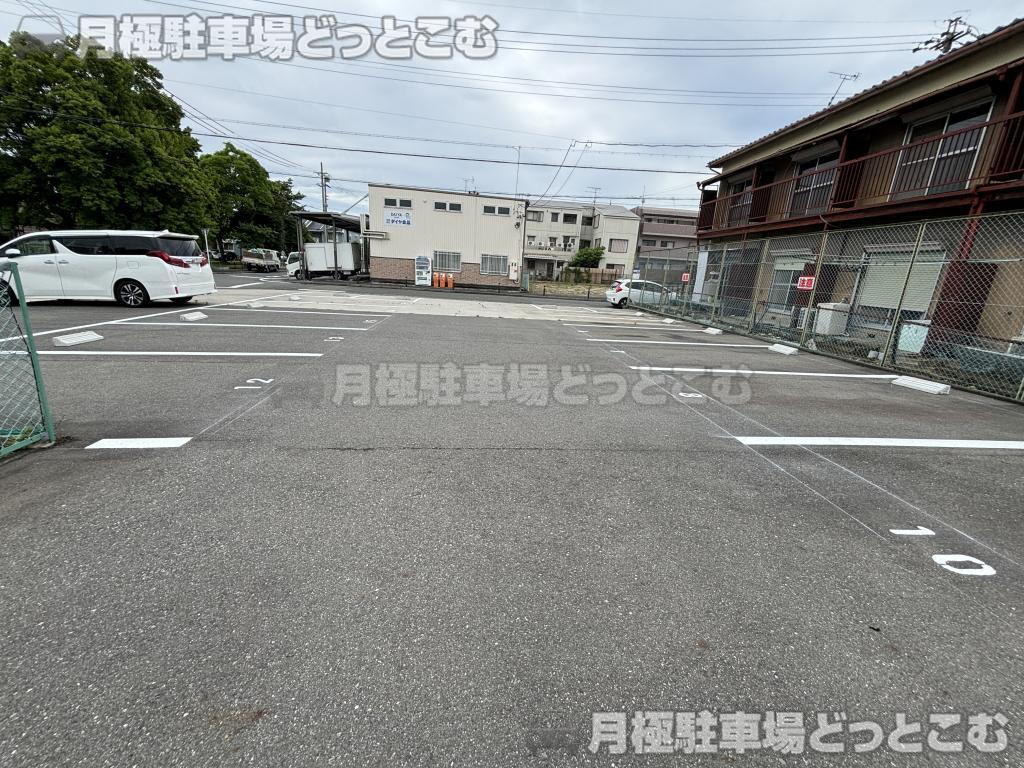 名古屋市中川区中郷2丁目121番の月極駐車場8