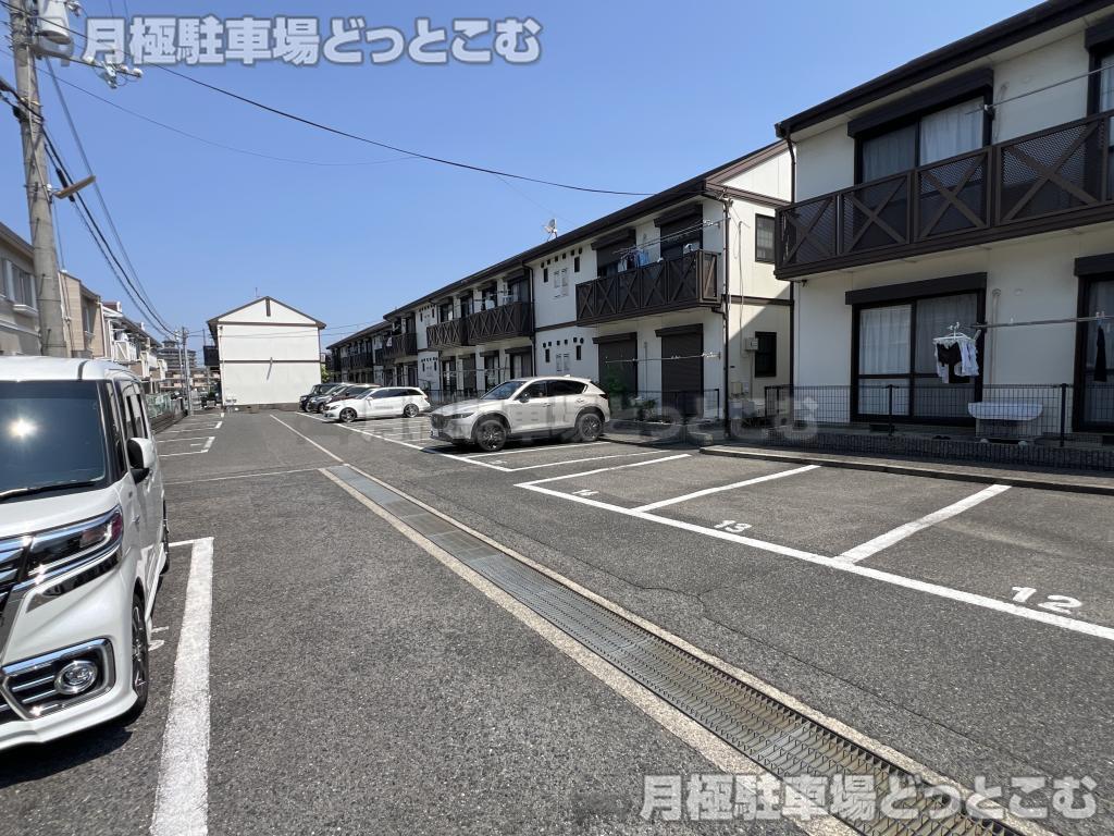 和泉市伯太町2丁目32-15、16の月極駐車場1