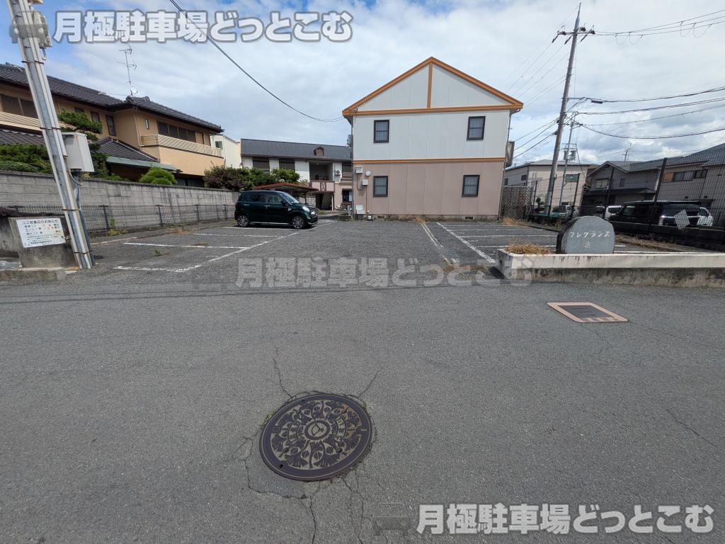 泉佐野市日根野2298-1の月極駐車場1