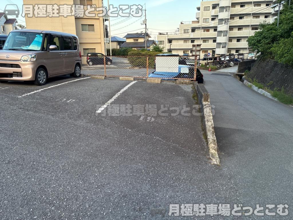 広島市佐伯区三宅3-921-1の月極駐車場3