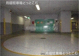 千代田区猿楽町2丁目8-8の月極駐車場1