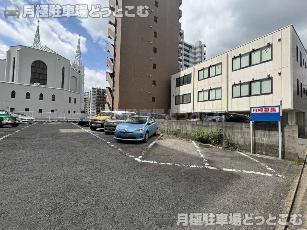 名古屋市東区葵1-12-1の月極駐車場2