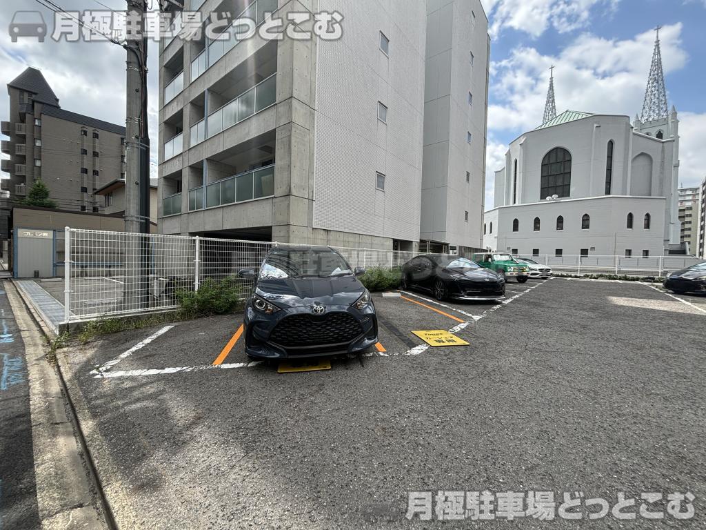 名古屋市東区葵1-12-1の月極駐車場3