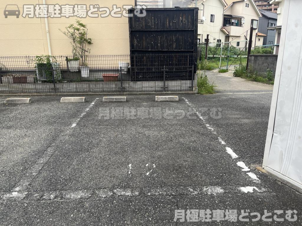 和泉市和気町4番47号Ａ棟48号Ｂ棟の月極駐車場10