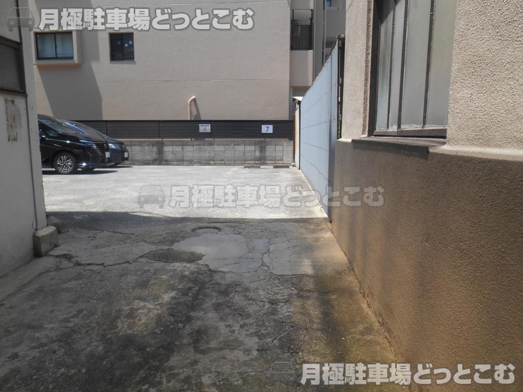 大阪市東成区玉津1丁目9-16の月極駐車場2