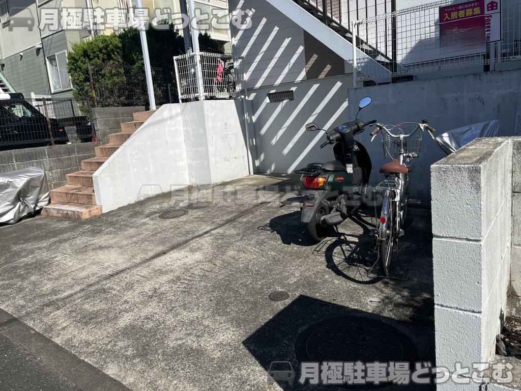 町田市成瀬台1丁目23-8の月極駐車場3