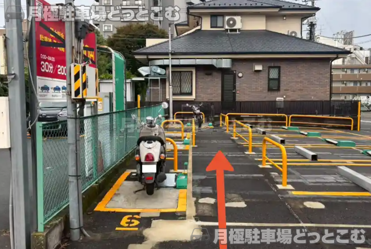 厚木市旭町1丁目32-3の月極駐車場1