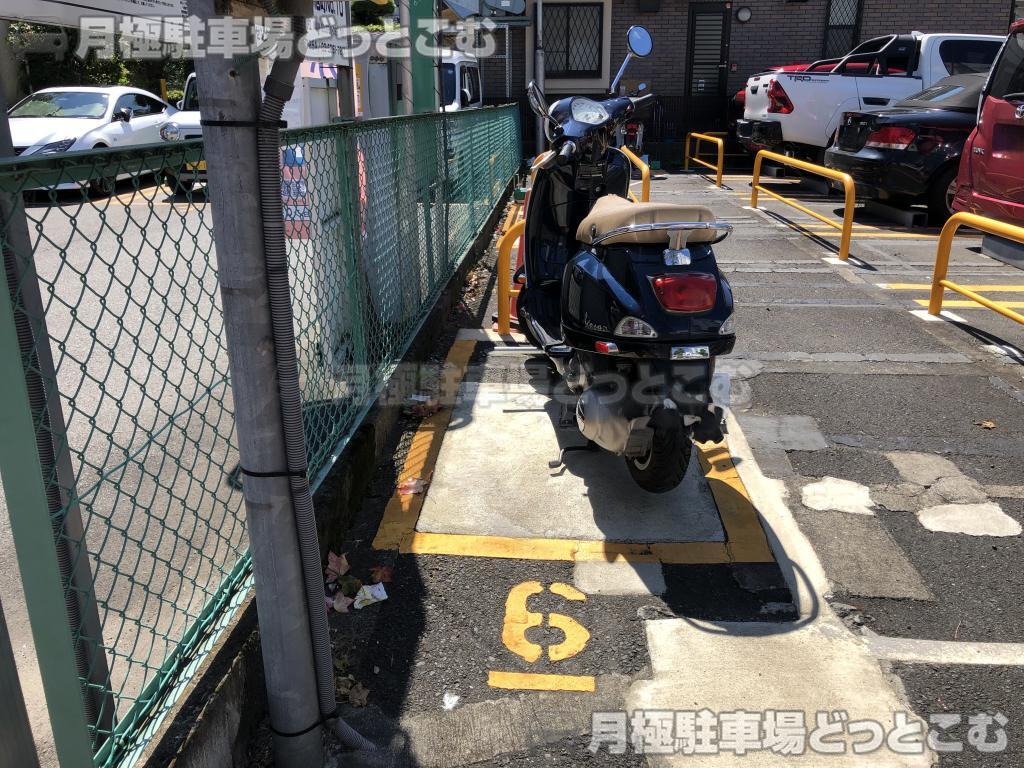 厚木市旭町1丁目32-3の月極駐車場2