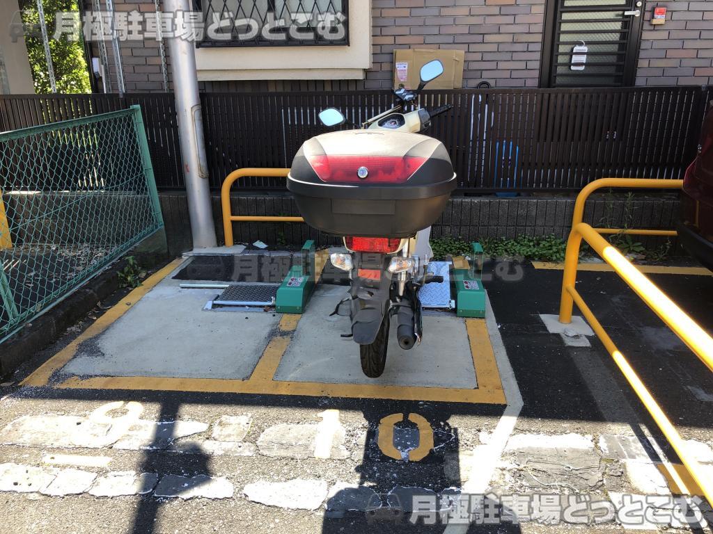 厚木市旭町1丁目32-3の月極駐車場6