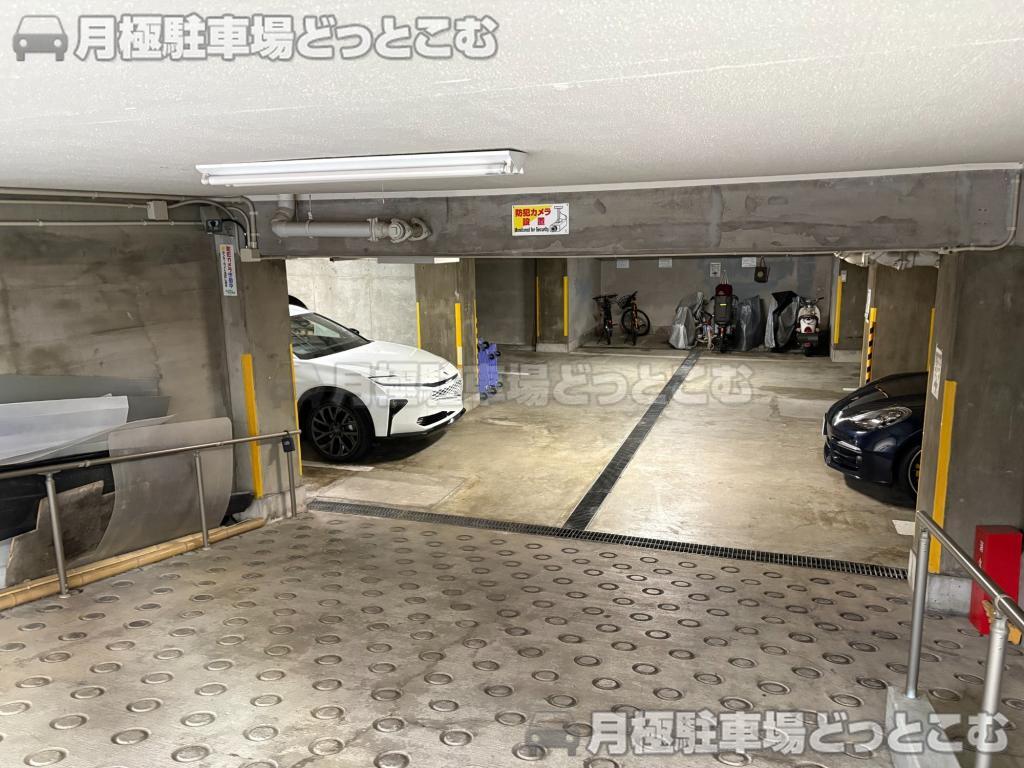 渋谷区南平台町16-4の月極駐車場1