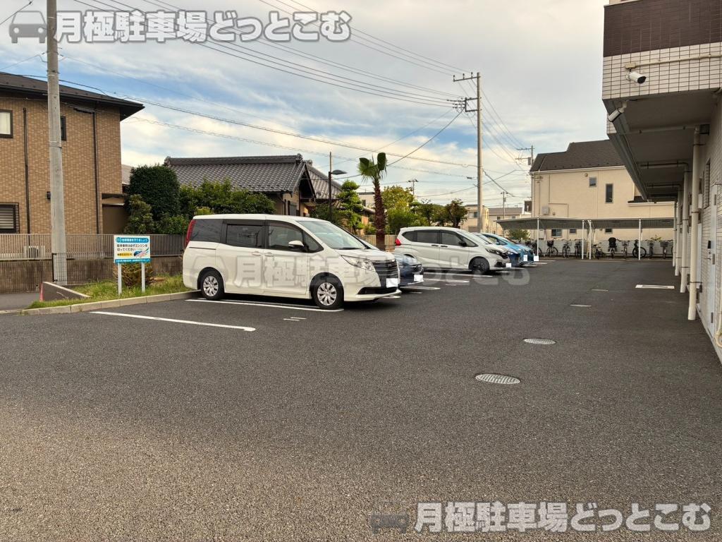 流山市木一丁目14番5号 ヴァンクールの月極駐車場1
