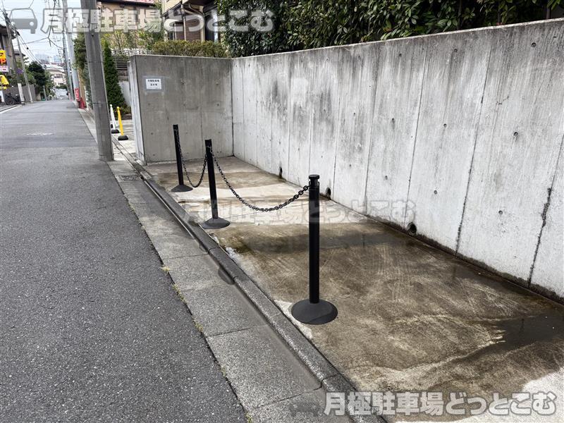 世田谷区玉川田園調布1丁目3557番4の月極駐車場1