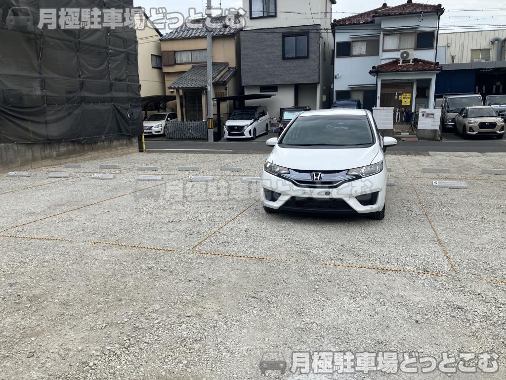 名古屋市中川区小本2丁目13-4の月極駐車場3