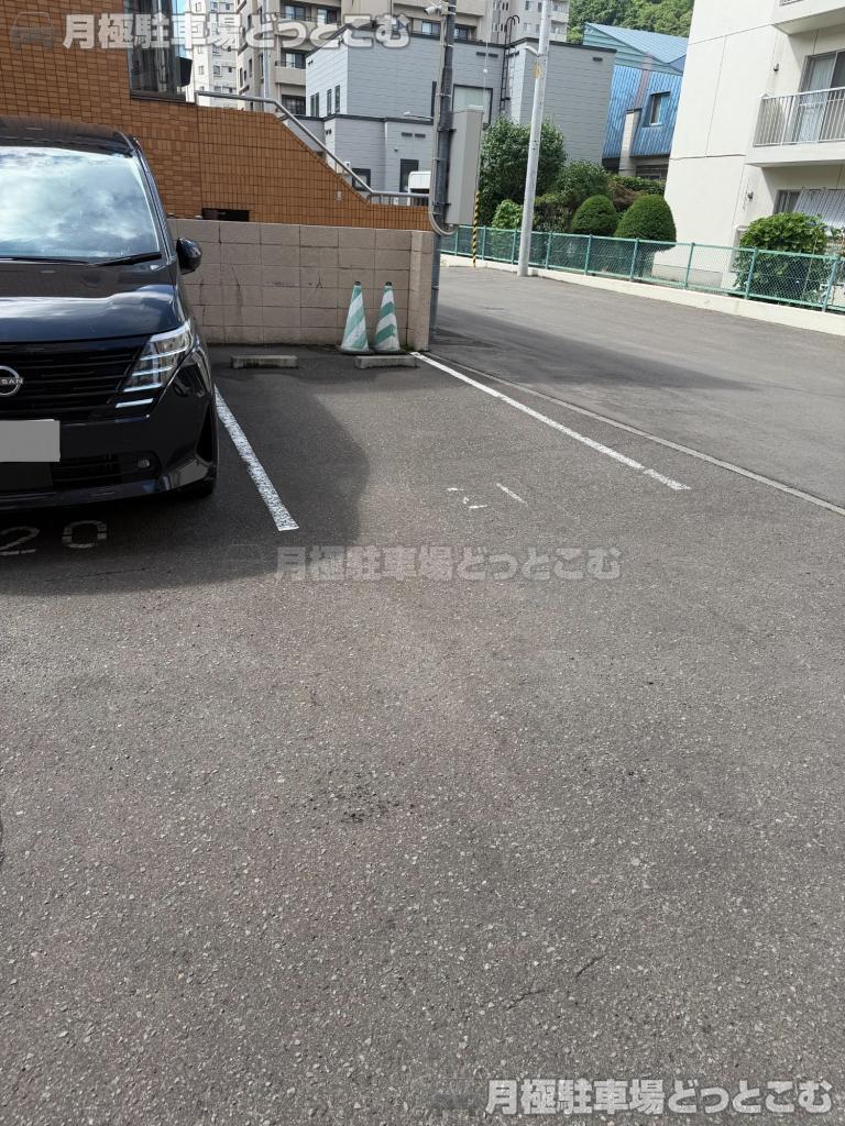 札幌市中央区南四条西26丁目1-41の月極駐車場2